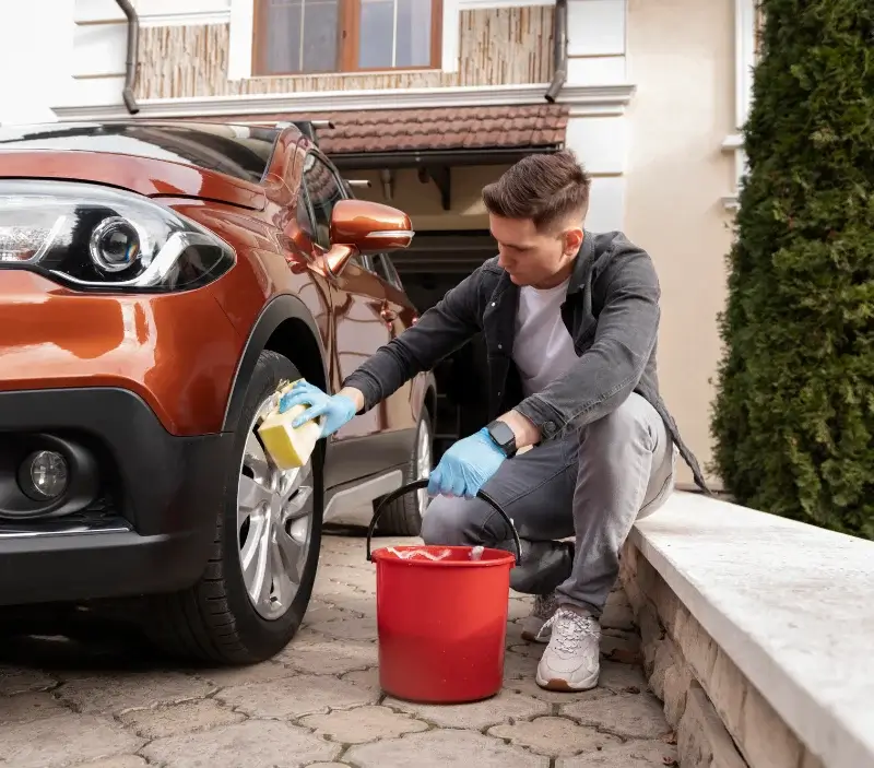 Lavage auto à domicile Nonant-le-Pin : professionnel intervenant sur un véhicule